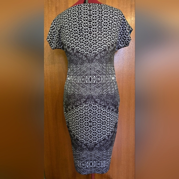 Unknown | Elegant Reversible Patterned Dress, Ptp 20'' to 25'' - Picture 2 of 13